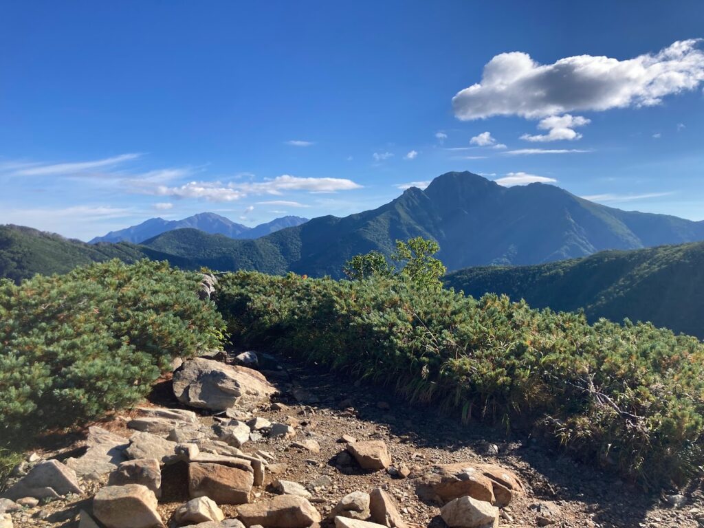 本谷山から塩見岳山頂方面